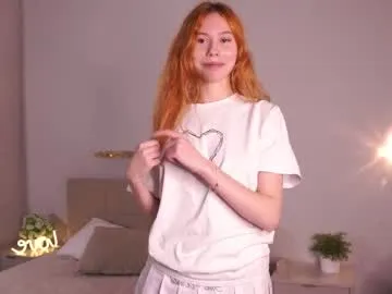 aliakalama — #new Goal: every 25tks = add more water on my t-shirt           ;First daay here   #shy #natural #skinny #18 [95 tokens remaining]
