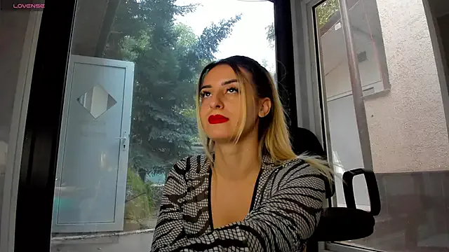 Ella_Vee on StripChat 