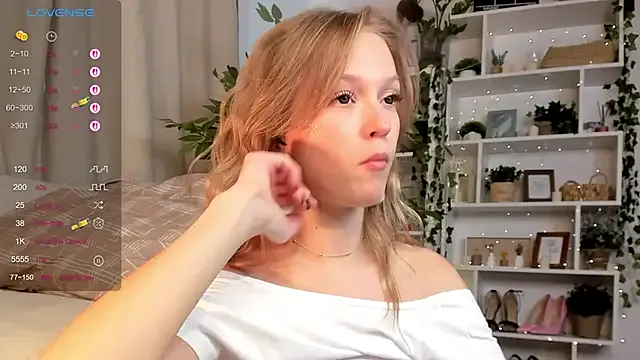 Kara_smalltits on StripChat