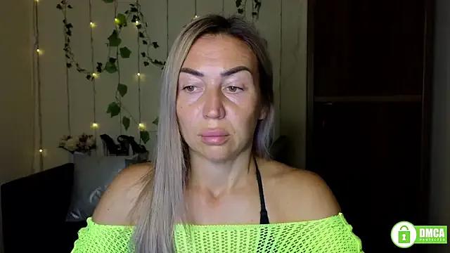 Kiss_julli88I on StripChat 