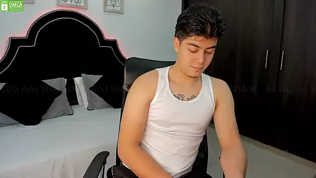 MaxxiCruz on StripChat 