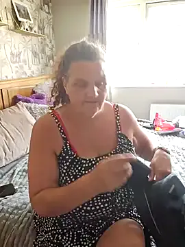 MissQueenBeex — Boob's out 2 mins