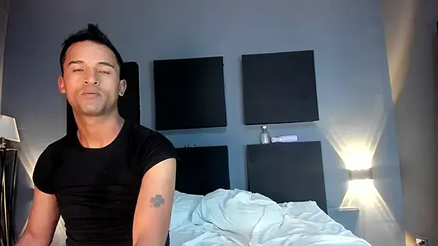 Nikki_and_Mayk on StripChat 