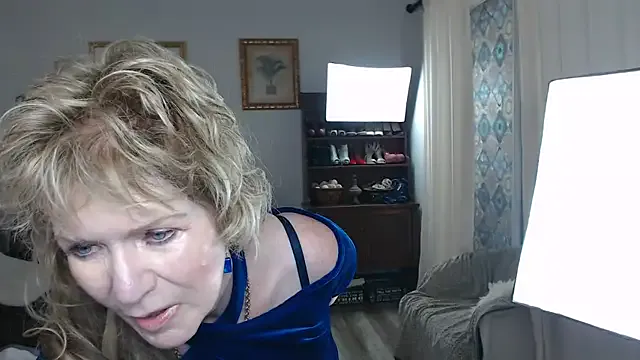 SindeeDix — all naked with oil masturbation